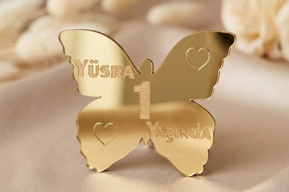 Kişiye Özel İsimli Kelebek Ayna Pleksi - 1 Yaş Doğum Günü Dağıtmalık Hediyelik (7.5 cm Gold) Kişiye Özel İsimli Kelebek Ayna Pleksi - 1 Yaş Doğum Günü Dağıtmalık Hediyelik (7.5 cm Gold)