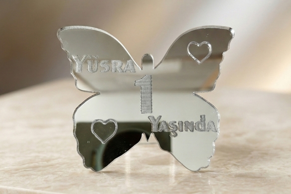 Kişiye Özel İsimli Kelebek Ayna Pleksi - 1 Yaş Doğum Günü Dağıtmalık Hediyelik (7.5 cm Gümüş) Kişiye Özel İsimli Kelebek Ayna Pleksi - 1 Yaş Doğum Günü Dağıtmalık Hediyelik (7.5 cm Gümüş)