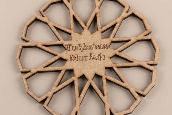 Tahtagurusu Lazer Kesim Geometrik Desenli Nihale - İsme Özel Mutfak Tasarımı Tahtagurusu Lazer Kesim Geometrik Desenli Nihale - İsme Özel Mutfak Tasarımı